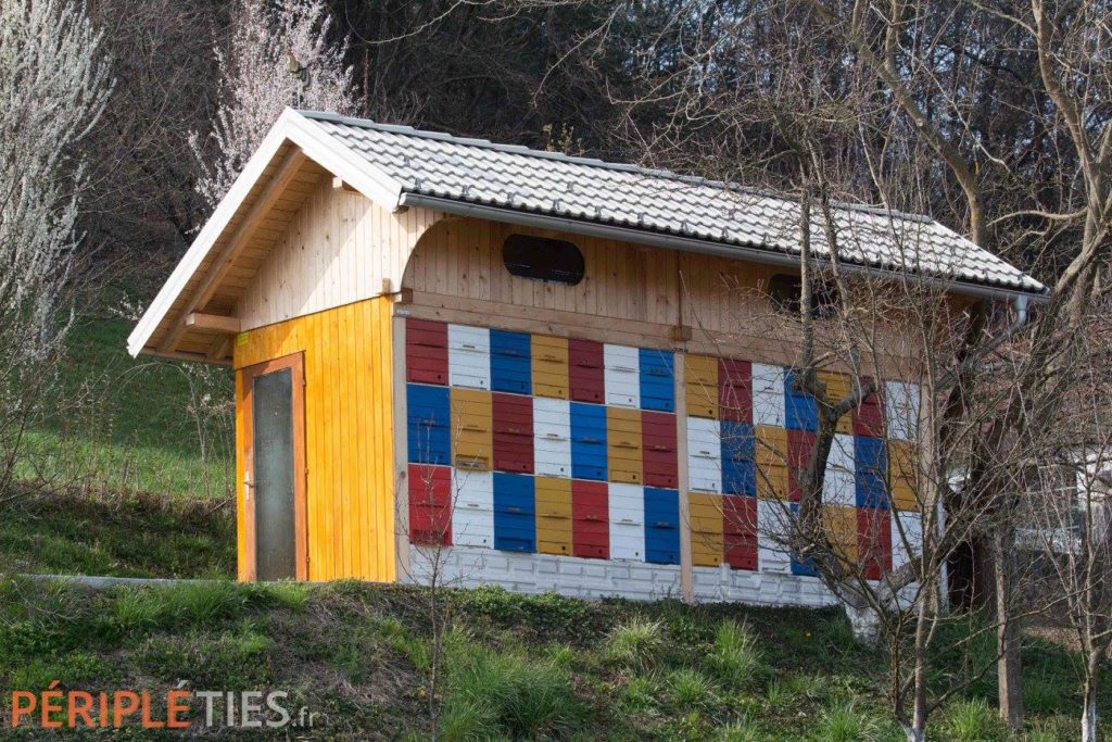 Ruche traditionnelle slovène aux façades peintes