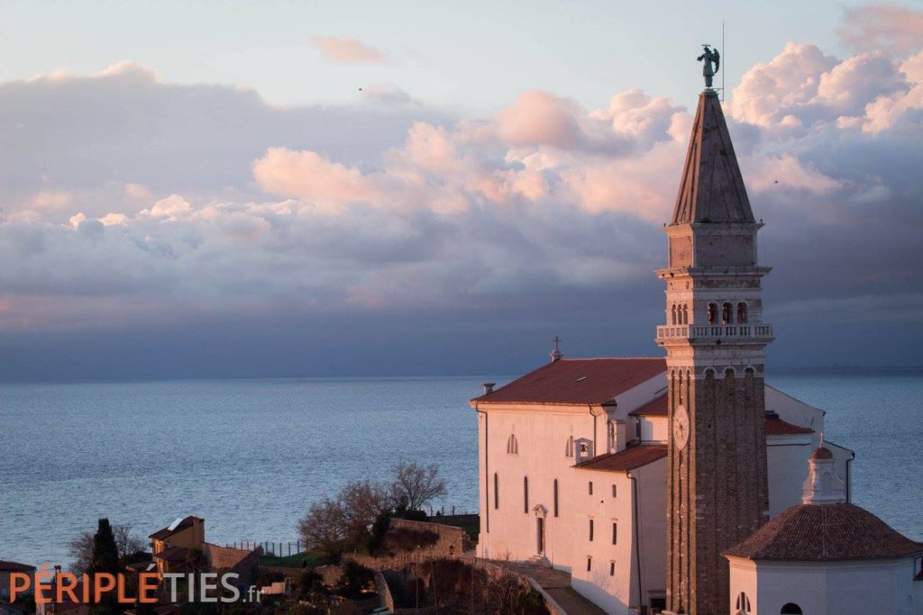 Clocher de l'église Saint-Georges de Piran au bord de l'Adriatique