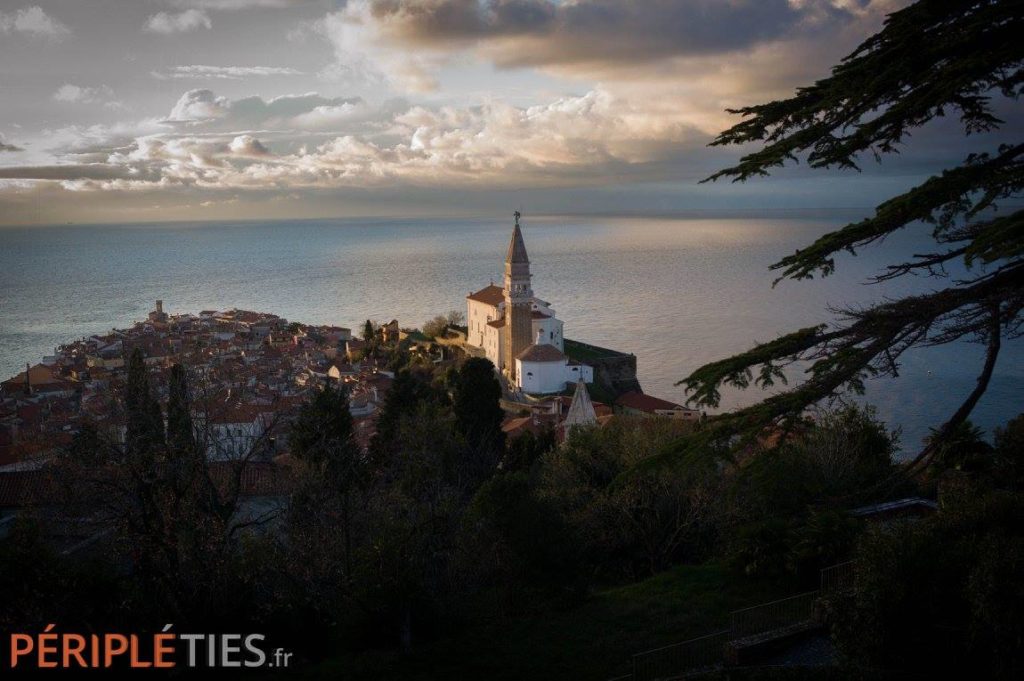 Piran et son église Saint-Georges au coucher du soleil sur l'Adriatique