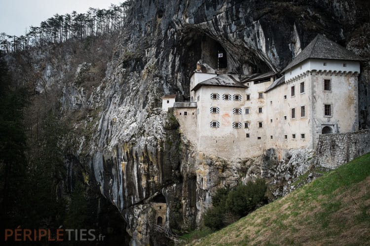Château de Predjama construit dans une falaise en Slovénie