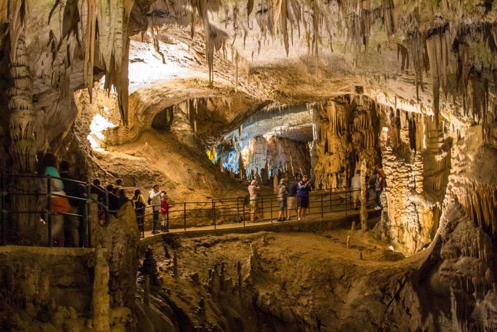 Stalactites et galeries des grottes de Postojna