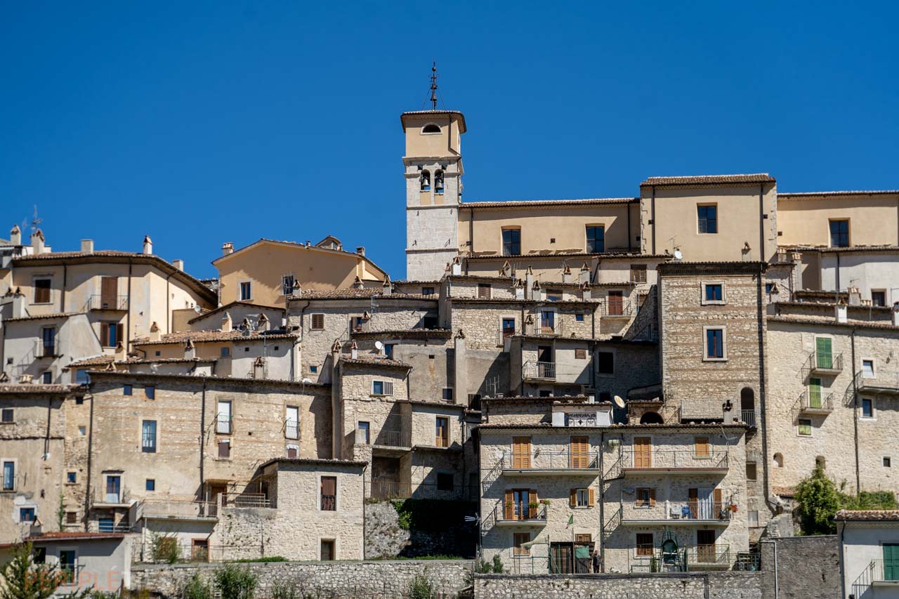 Une fontaine à vin gratuite et illimitée dans un petit village italien