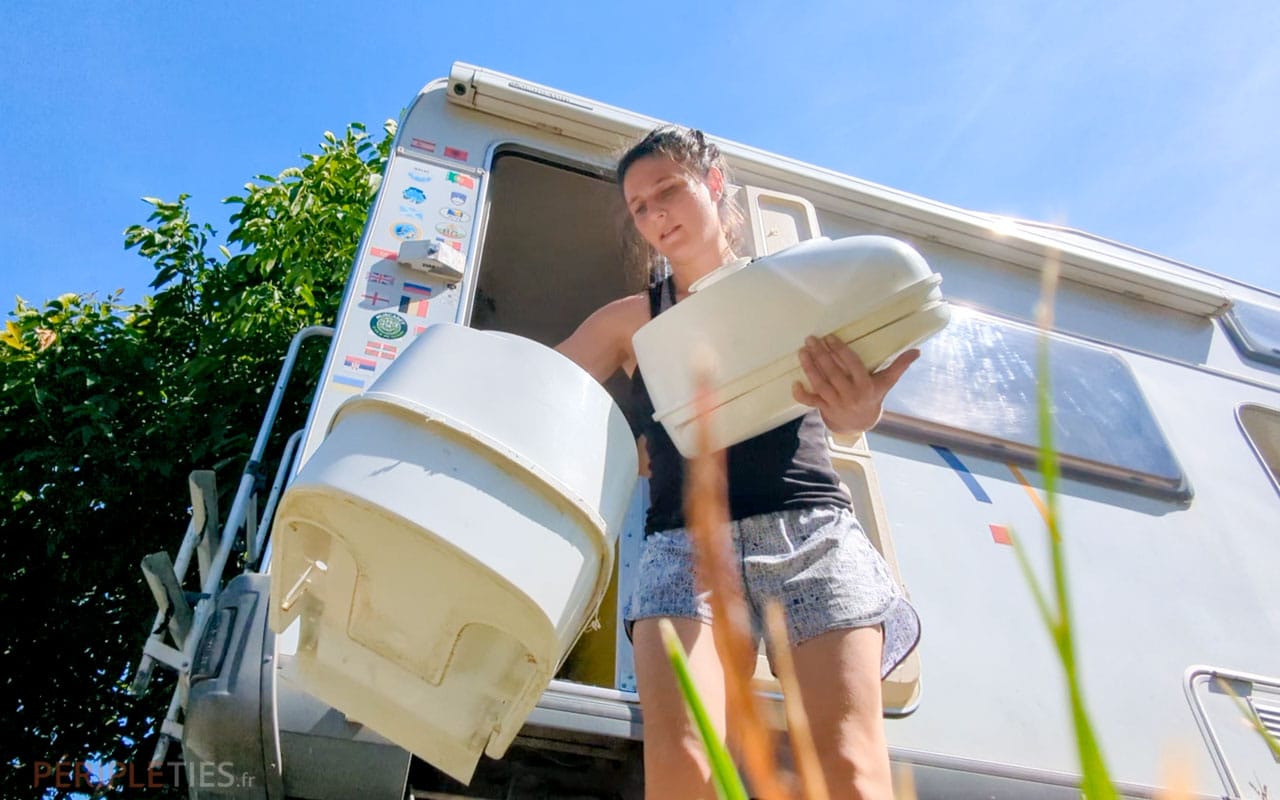 Une toilette sèche portable pour van aménagé ou camping-car Couleurs des  façades Médium brut Finition des façades Brut