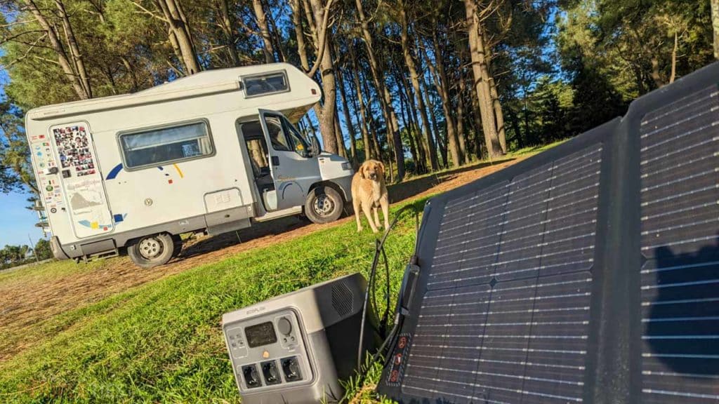 iver 2 pro en charge avec panneau solaire devant un camping-car