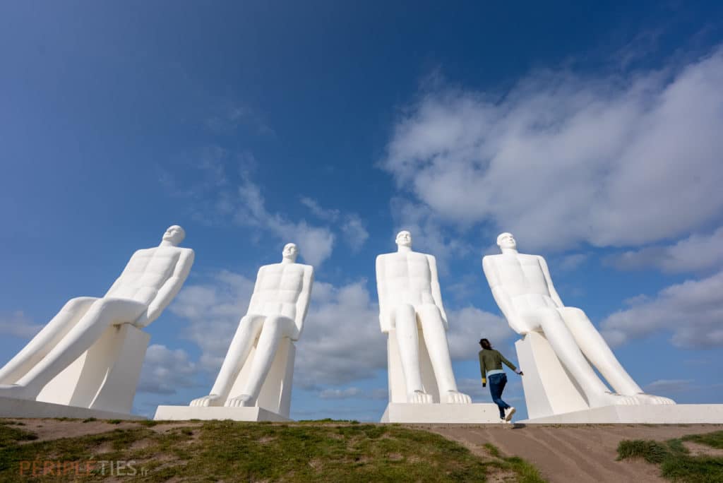 "Les hommes face à la mer" est sculpture danoise aux alentours d'Esbjerg