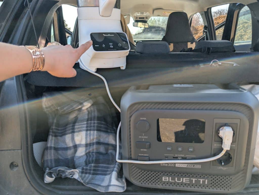 Bluetti Elite 300 installée dans une voiture