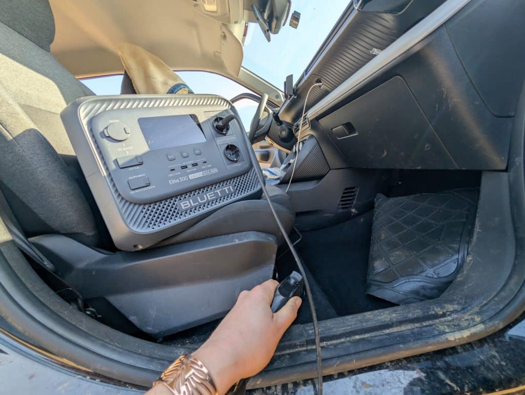 Bluetti Elite 300 sur le siège passager d’une voiture alimentant un aspirateur