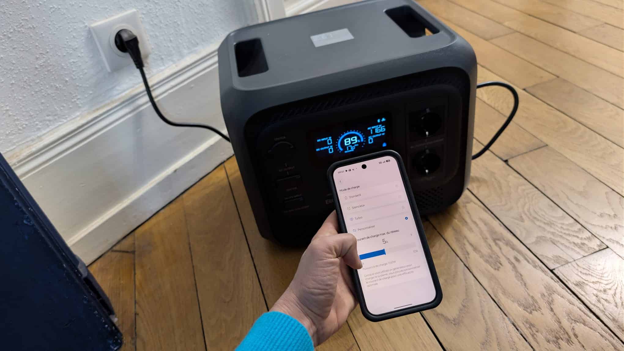 Bluetti Elite 300 charging from a 230V mains socket