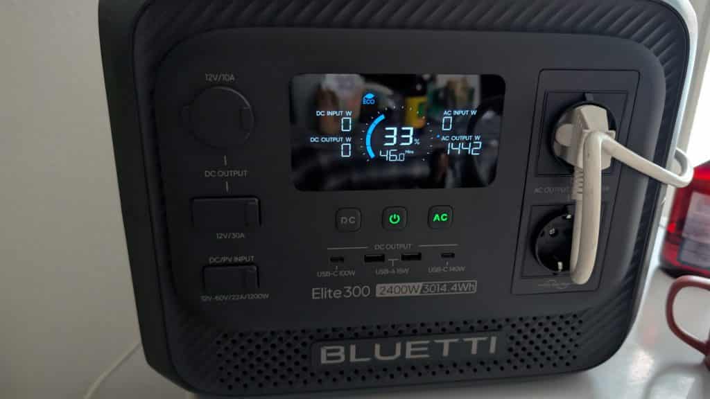 Bluetti Elite 300 Station d'énergie Bluetti alimentant une machine à café.