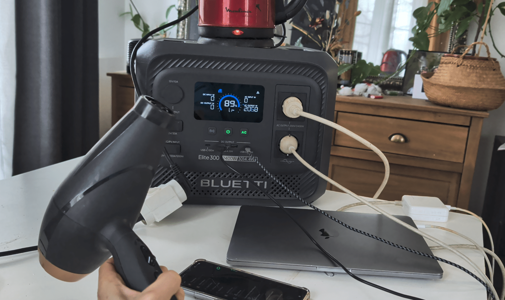 Bluetti Elite 300 alimentant bouilloire, sèche-cheveux, ordinateur et téléphone portable via prise AC et USB-C