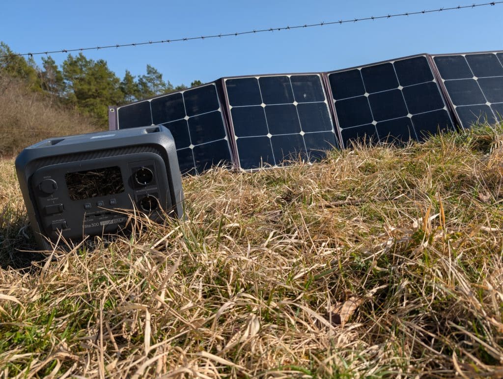 Bluetti Elite 300 en recharge solaire avec panneaux photovoltaïques de 200 W en extérieur