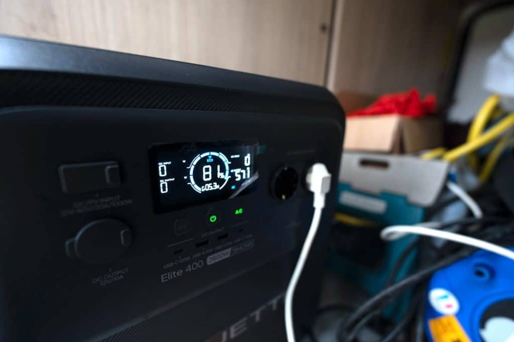 Batterie nomade Bluetti Elite 400 branchée dans la soute d’un camping-car