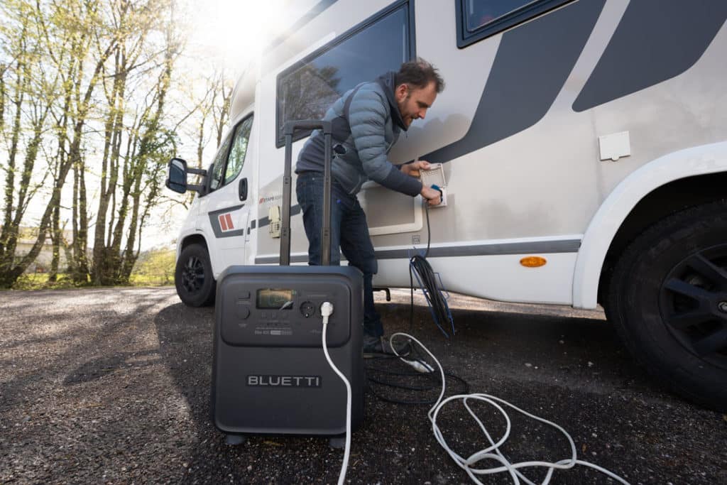 Station électrique portable pour camping-car utilisée pour recharger la batterie et utiliser du 220V