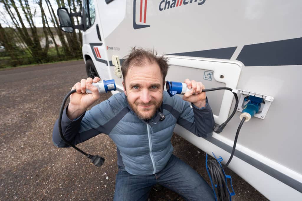 Raccords électriques indispensables pour un premier voyage en camping-car