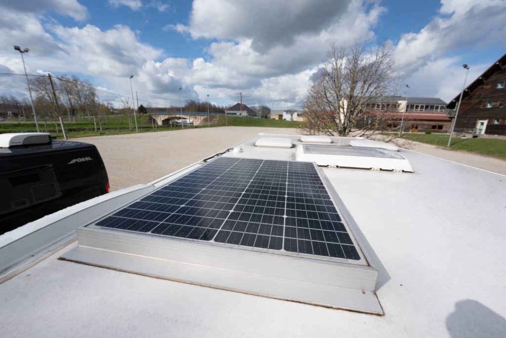 Panneau solaire camping-car installé sur le toit pour recharger la batterie