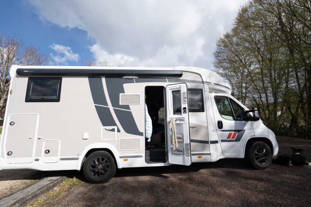 Manœuvre d’un camping-car sur un parking pour un premier voyage