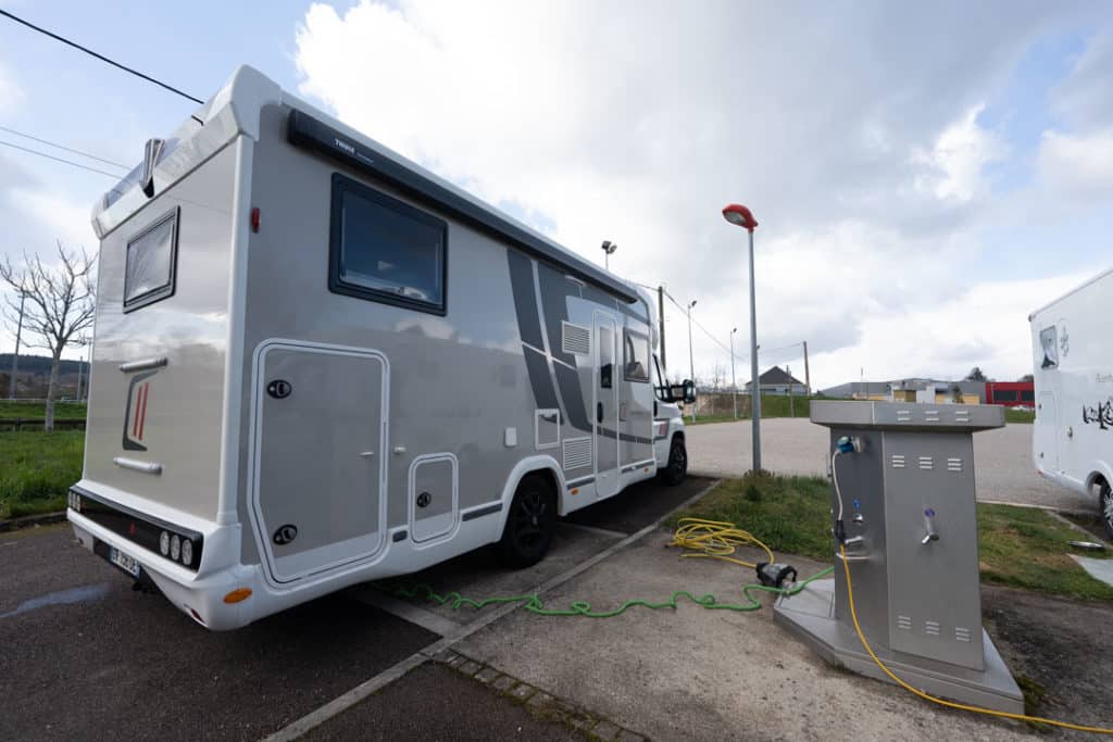 Aire de service utilisée lors d’un premier voyage en camping-car pour eau et vidange