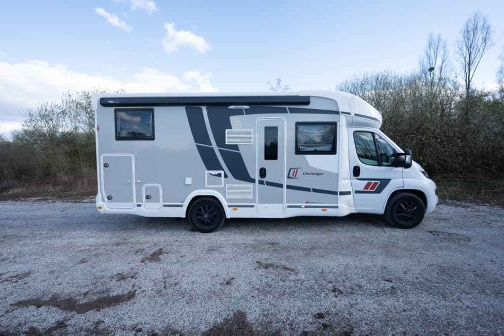 Stationnement avec un camping-car en pleine nature