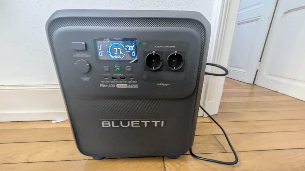 Bluetti Elite 400 en recharge sur une prise secteur domestique