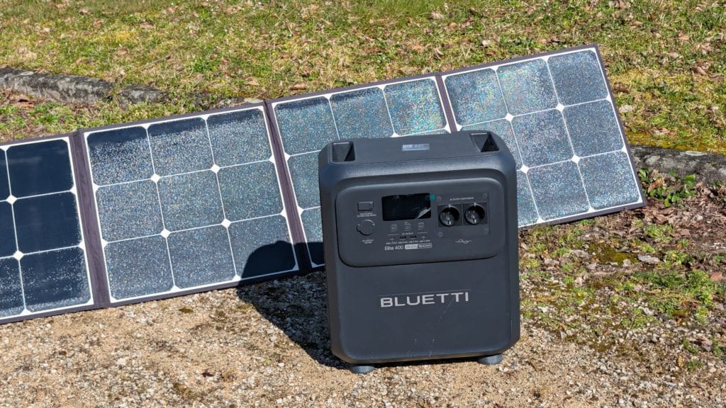 Bluetti Elite 400 branchée à des panneaux solaires portables