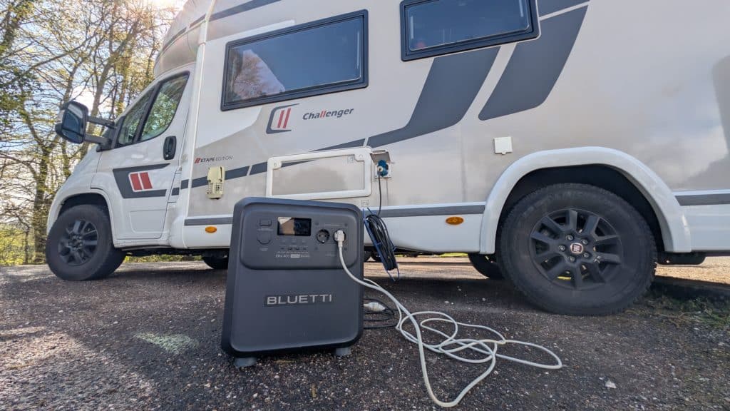 Bluetti Elite 400 alimentant un camping-car