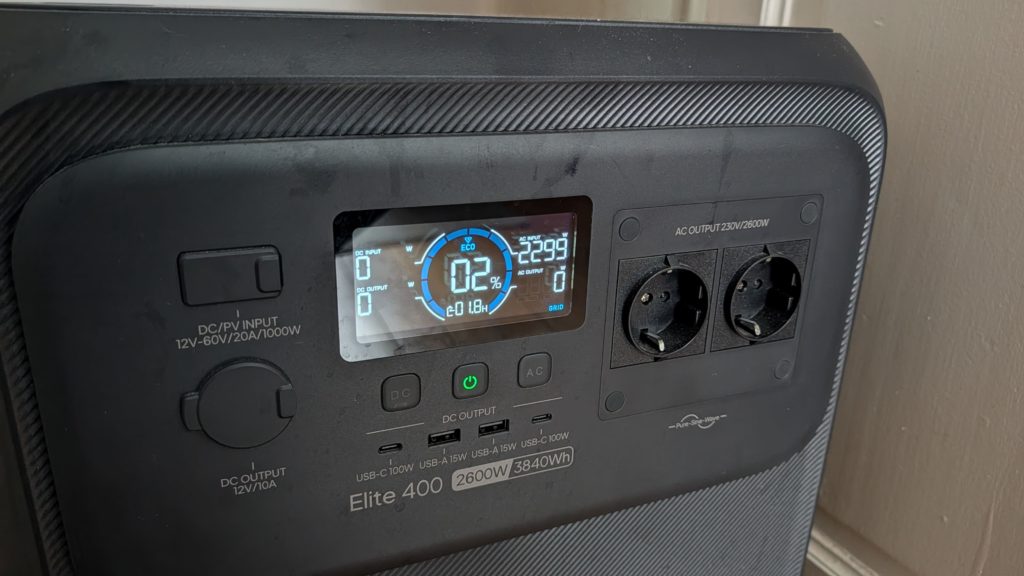 Ports USB, prises secteur et écran de contrôle de la Bluetti Elite 400