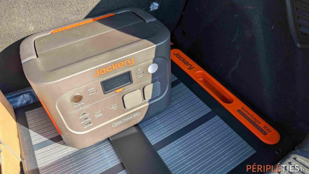 Jackery Explorer 1000 V2 et panneau SolarSaga replié dans un coffre de voiture