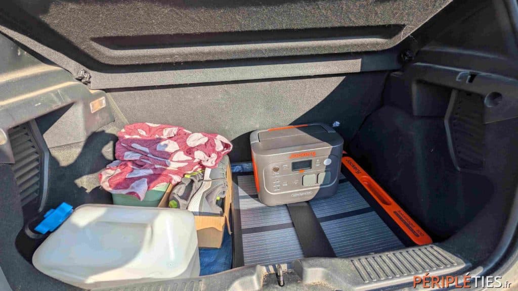 Jackery Explorer 1000 V2 rangée dans le coffre de la Citroën ë-C3