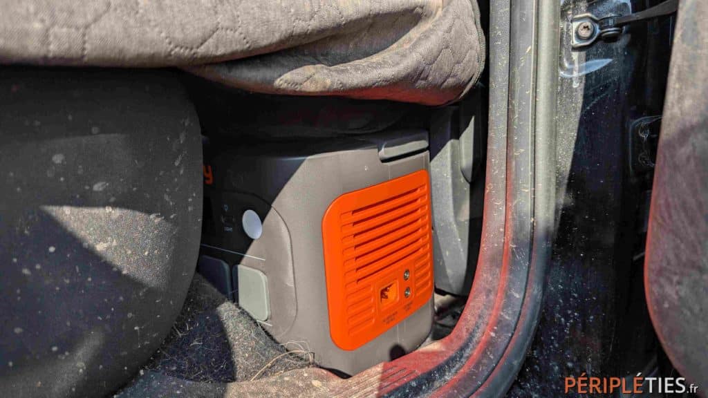 Jackery Explorer 1000 V2 posée dans l'habitacle de la Citroën ë-C3