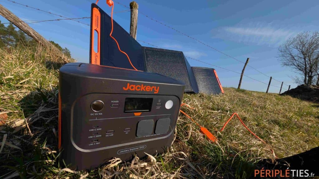 Jackery Explorer 1000 V2 et son panneau solaire au soleil