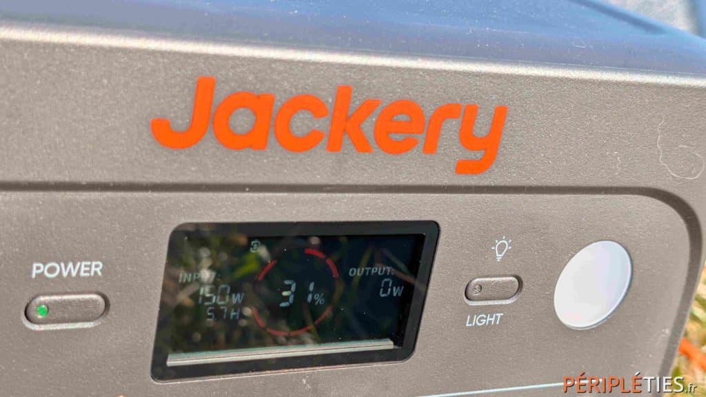 Façade de la Jackery Explorer 1000 V2 avec son écran et son bouton d'alimentation