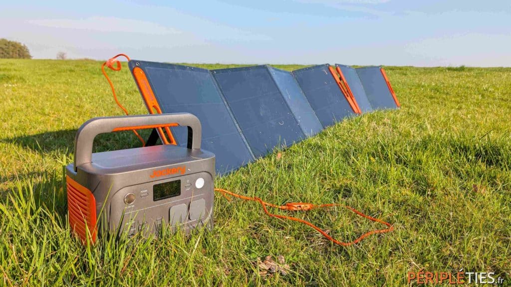 Jackery Explorer 1000 V2 et panneau solaire SolarSaga déplié dans un champ