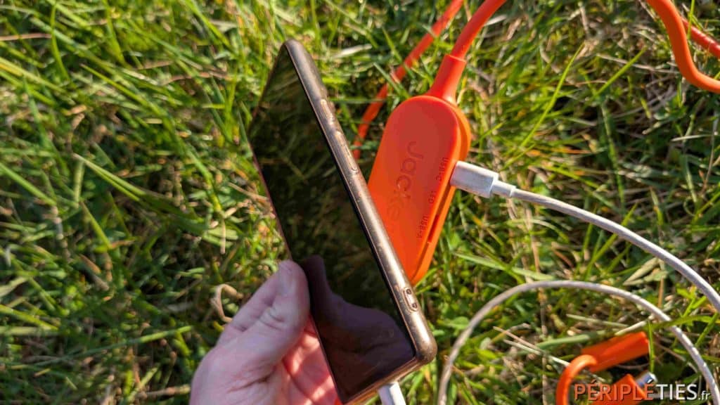 Smartphone en charge sur la Jackery Explorer 1000 V2
