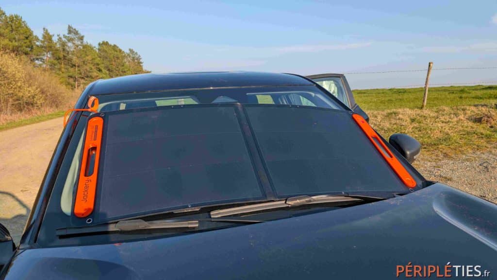 Panneau solaire Jackery posé sur le pare-brise de la Citroën ë-C3