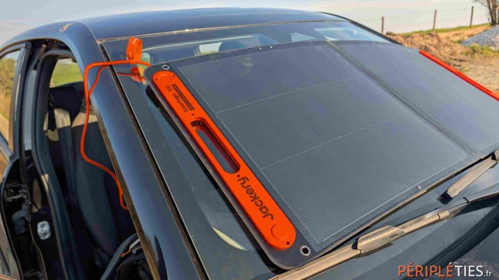 Panneau solaire SolarSaga sur le pare-brise, vue de côté