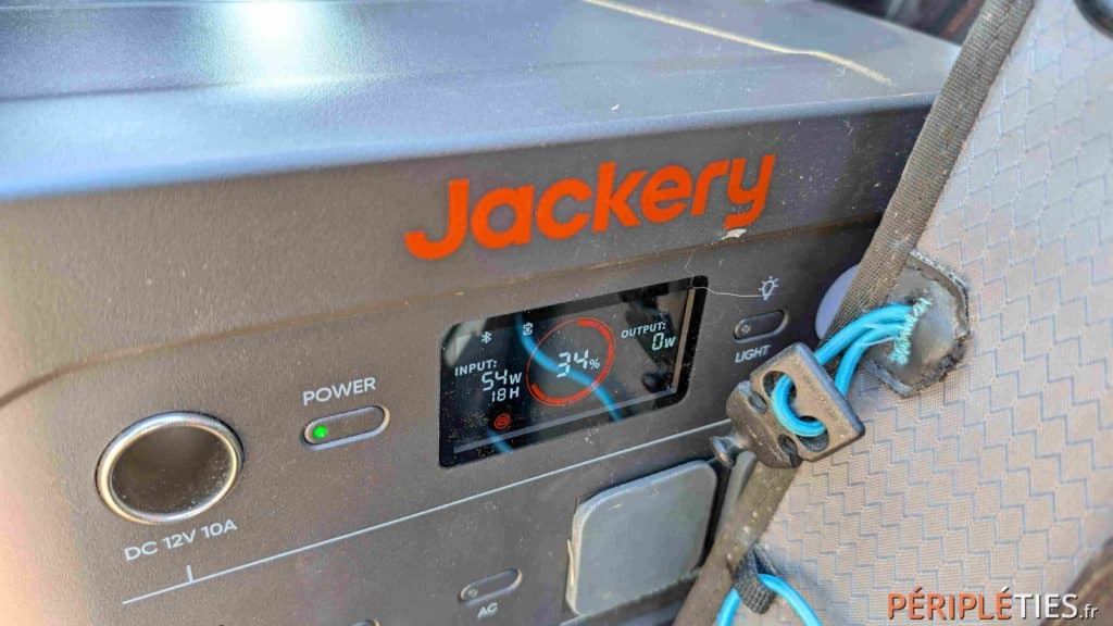 Câble de recharge de voiture électrique branché sur la prise 230 V de la Jackery