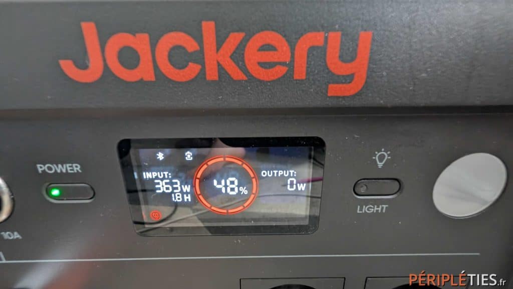 Écran de la Jackery Explorer 1000 V2 affichant la puissance d'entrée solaire