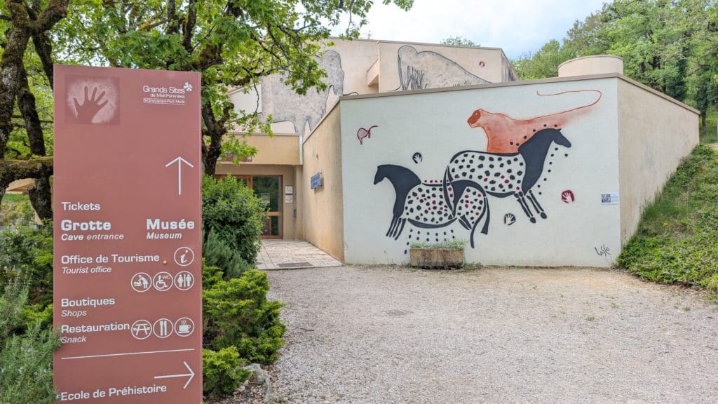 Entrée du musée et de la grotte du Pech Merle à Cabrerets dans le Lot