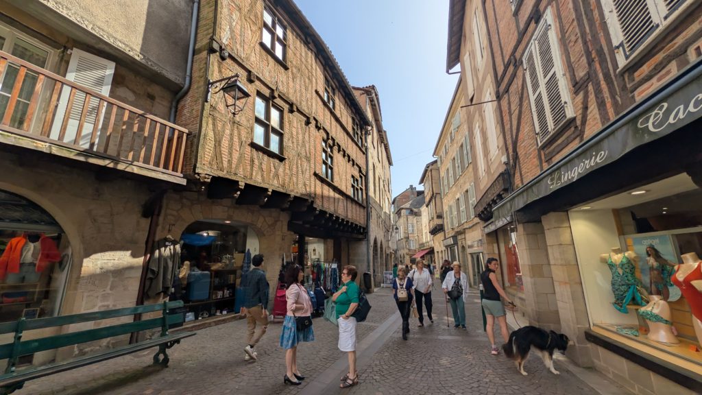 Rue médiévale animée dans le centre historique de Figeac dans le Lot