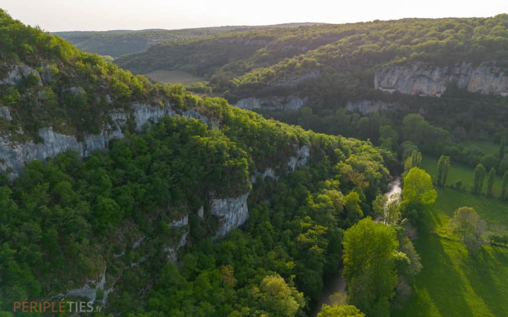 Vue aérienne des falaises et forêts du Parc naturel régional des Causses du Quercy