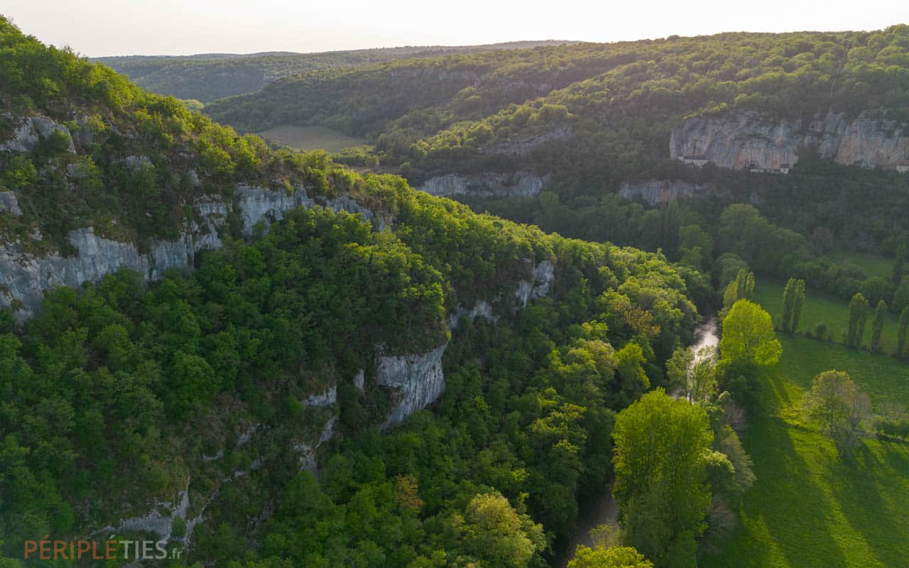 Vue aérienne des falaises et forêts du Parc naturel régional des Causses du Quercy