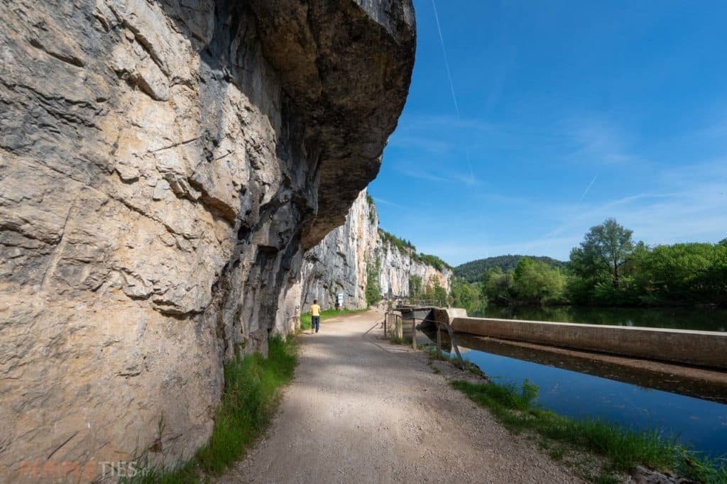 Promenade sur le chemin de halage de Bouziès creusé dans la roche au bord du Lot