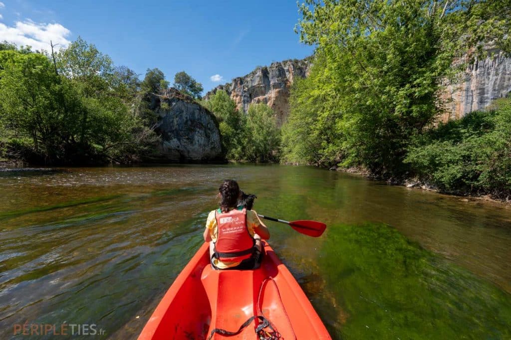 Personne en canoë avec son chien sur la rivière Célé dans le Lot