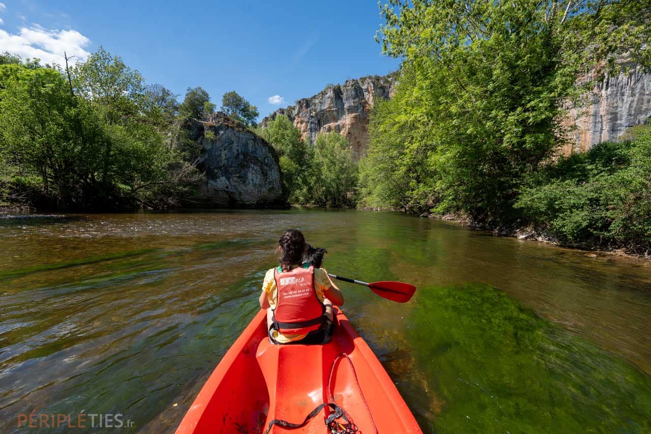 Personne en canoë avec son chien sur la rivière Célé dans le Lot