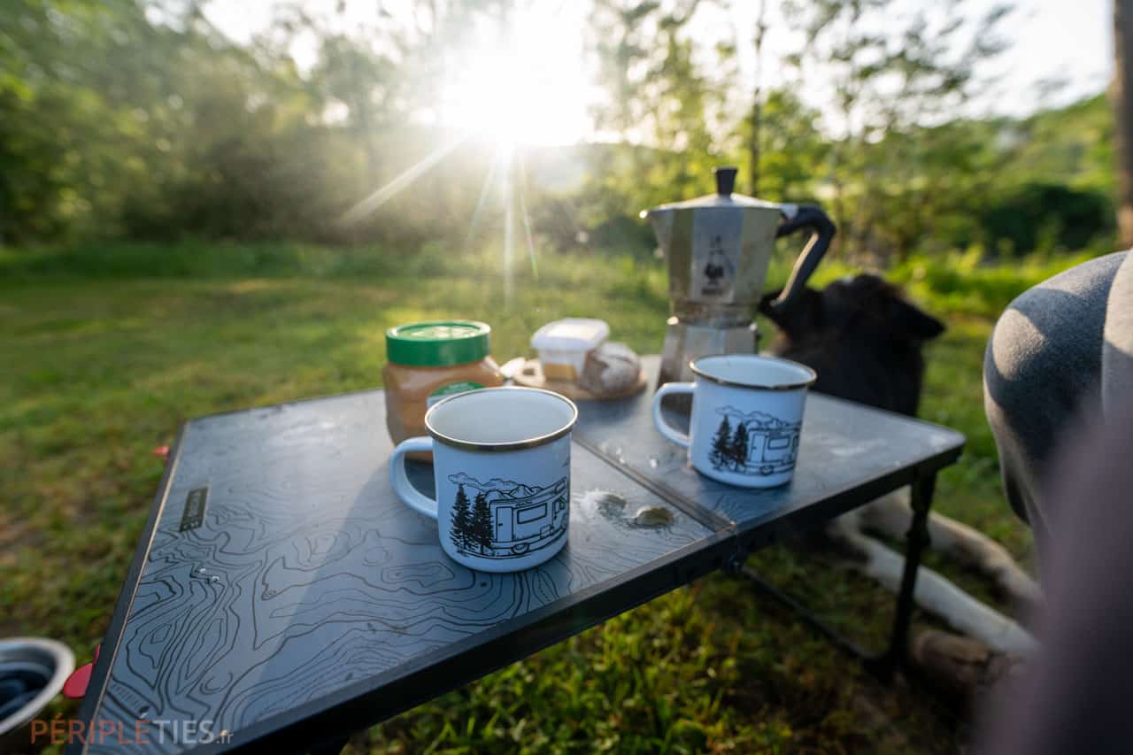 Table de camping installée au camping Le Célé à Saint-Sulpice-sur-Célé dans le Lot