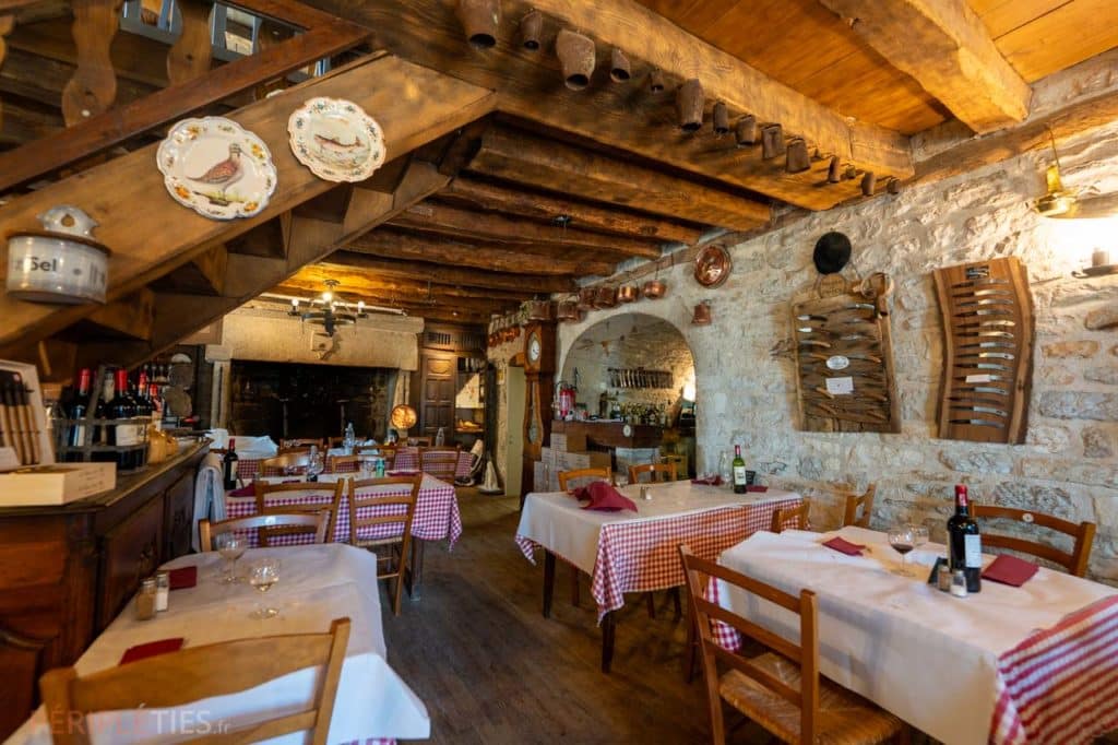 Intérieur rustique de l’Auberge Beauville à Espédaillac dans le Lot
