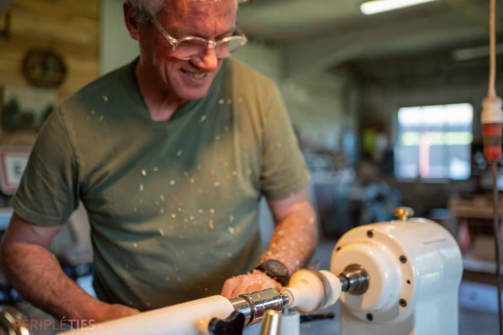 Stéphane Rossignol travaillant le bois dans son atelier à Espédaillac dans le Lot