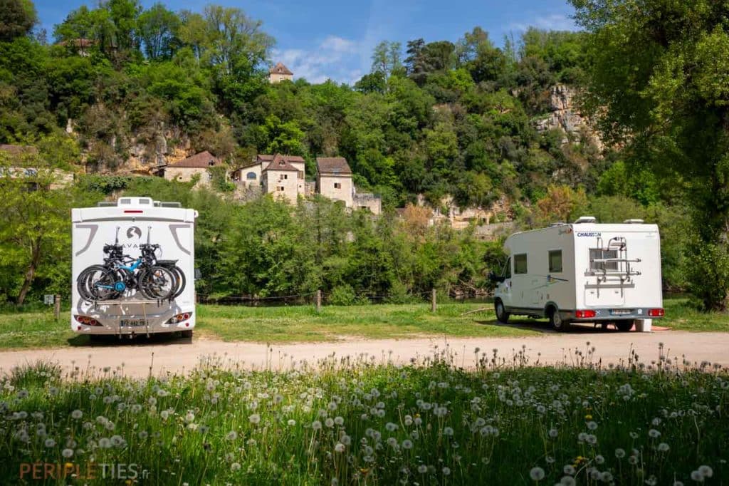 Camping-cars stationnés à l’aire de la plage de Saint-Cirq-Lapopie au bord du Lot