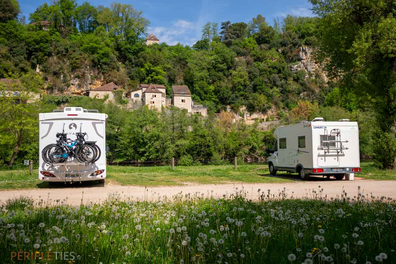 Camping-cars stationnés à l’aire de la plage de Saint-Cirq-Lapopie au bord du Lot