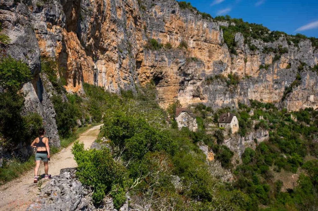 Sentier de randonnée au pied des falaises à Sauliac-sur-Célé dans le Lot